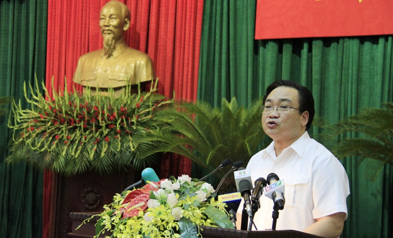 Bí thư Thành ủy Hà Nội Hoàng Trung Hải phát biểu tại hội nghị. Ảnh: Trường Phong