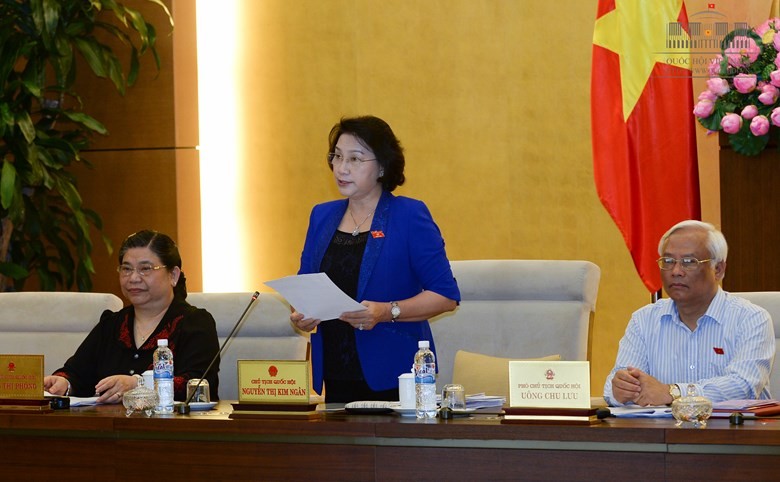 Chủ tịch Quốc hội Nguyễn Thị Kim Ngân nêu vẫn đề với Ủy ban Thường vụ Quốc hội.