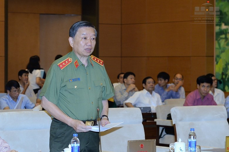 Bộ trưởng Bộ Công an Tô Lâm trình bày Tờ trình dự thảo Luật Cảnh vệ tại phiên họp Ủy ban Thường vụ Quốc hội sáng 15/8. Ảnh: Quochoi.vn