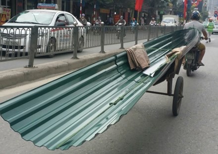 Phương tiện tự chế chở hàng cồng kềnh, nguy hiểm trên đường phố Hà Nội.