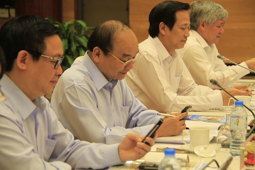 Thủ tướng Nguyễn Xuân Phúc, Phó Thủ tướng Vương Đình Huệ cùng các đại biểu nhắn tin ủng hộ người nghèo. Ảnh: Trường Phong