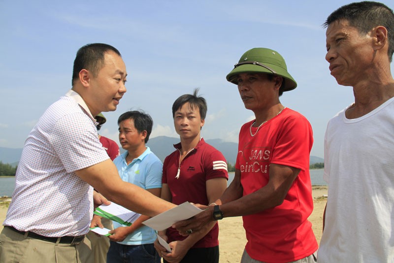 Ông Ngô Tuấn Toàn, đại diện lãnh đạo Cty Cổ phần Tập đoàn Phúc Sơn trao quà cho ngư dân bị hư hại tàu cá. Ảnh: Trường Phong