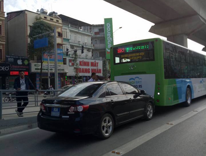 Lấn làn, xe biển xanh húc đuôi buýt nhanh BRT