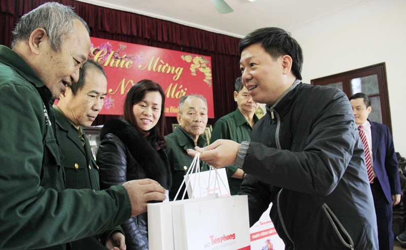 Ông Trần Thanh Lâm, Phó Tổng biên tập báo Tiền Phong tặng quà cho các thương, bệnh binh.