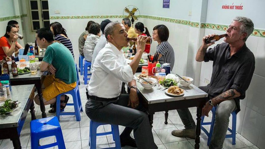 Ông Obama ăn bún chả, uống bia hơi Hà Nội trong chuyến thăm Việt Nam tháng 5/2016.