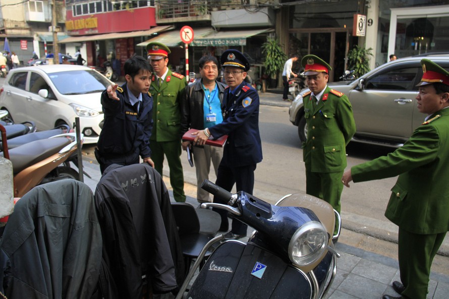 Một điểm trông xe trái phép trên phố Hàng Thùng, Hà Nội. Ảnh: Trường Phong