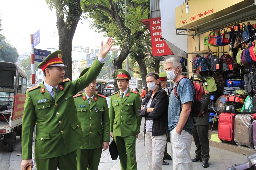 Thượng tá Bùi Văn Đang, Phó trưởng Công an quận Hoàn Kiếm trực tiếp chỉ đạo xử lý lấn chiếm vỉa hè. Ảnh: Trường Phong