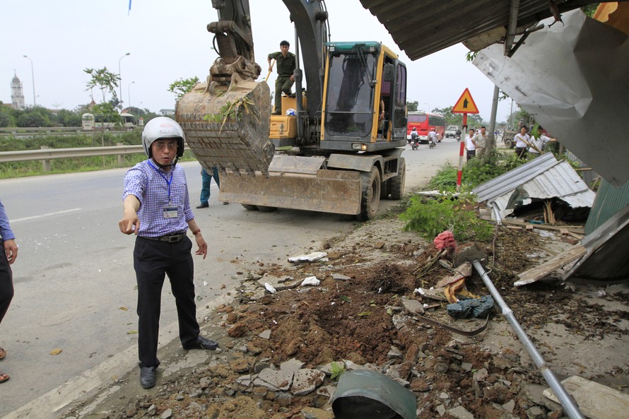 Hà Nội: Cận cảnh máy xúc bẻ cây, đập nhà tạm…đòi lại vỉa hè