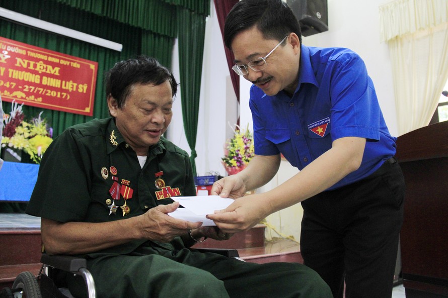 Báo Tiền Phong tặng quà 4 trung tâm điều dưỡng thương binh