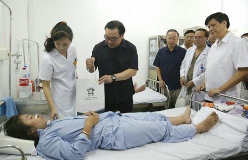 Bí thư Thành ủy Hoàng Trung Hải thăm bệnh nhân đang điều trị bệnh sốt xuất huyết tại Bệnh viện Thanh Nhàn. Ảnh: Hanoimoi