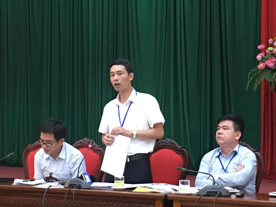 Ông Nguyễn Quang Ngọc, Phó Chủ tịch UBND quận Hà Đông thông tin với báo chí. Ảnh: Trường Phong