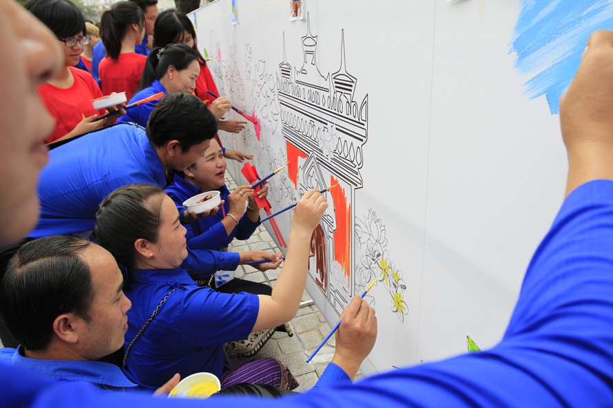 Tuổi trẻ Việt – Lào vẽ tranh vườn hoa hữu nghị
