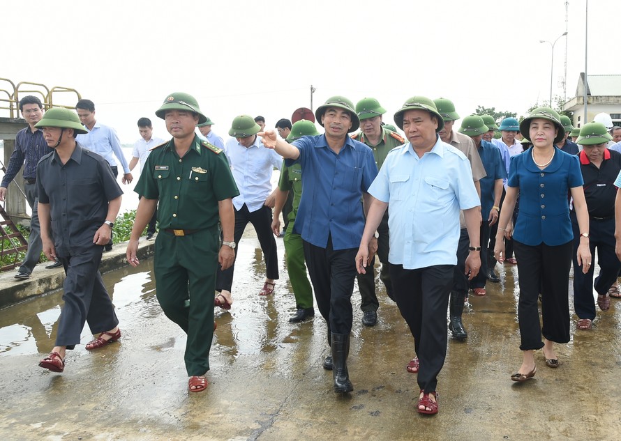 Thủ tướng thị sát, chỉ đạo hộ đê tại Ninh Bình
