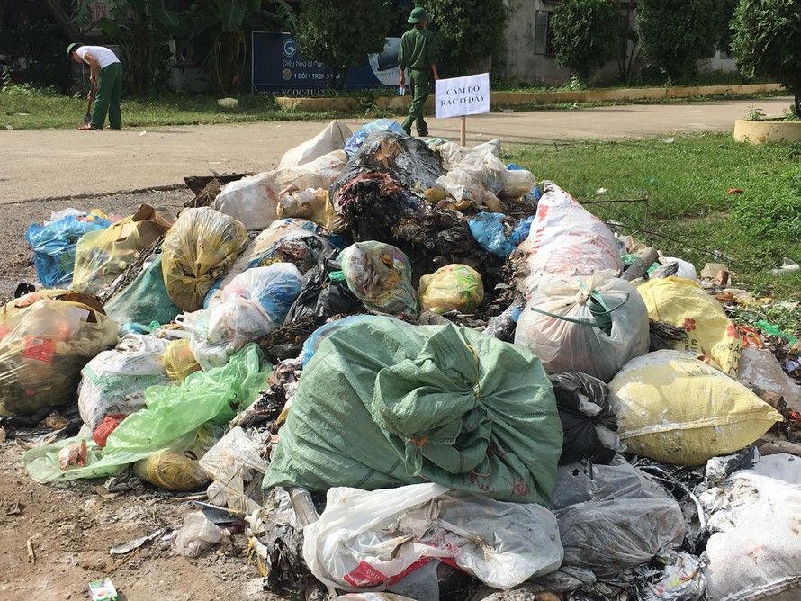 Cận cảnh hàng nghìn tấn rác thải hành hạ người dân Sơn Tây