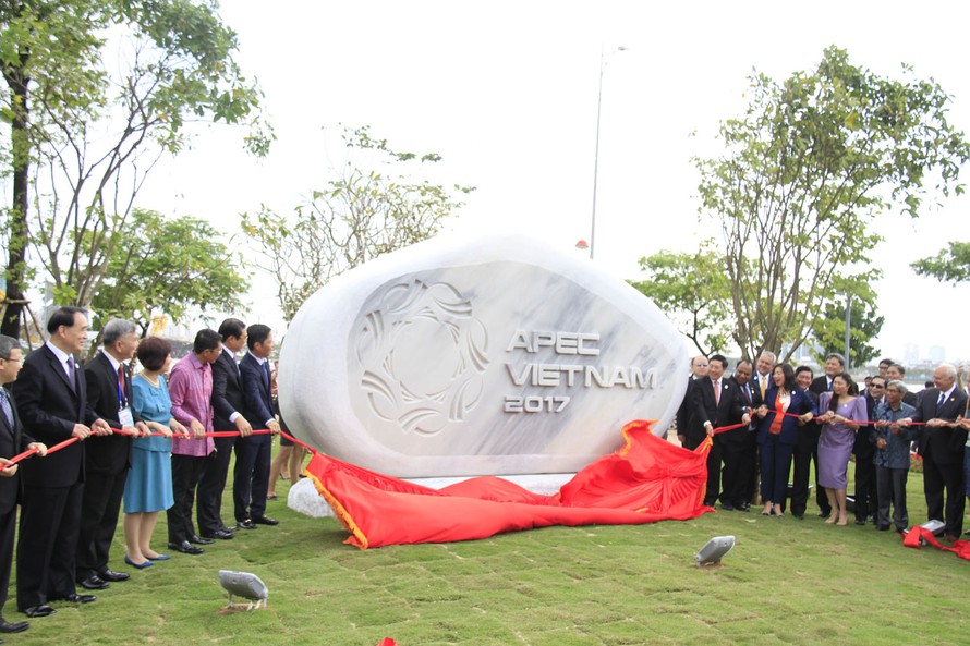 Phó Thủ tướng Phạm Bình Minh khai trương vườn tượng APEC 2017