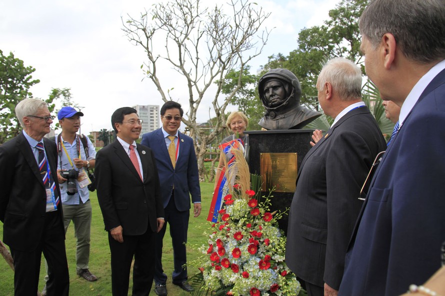Khoảnh khắc xúc động trước tượng Gagarin bên sông Hàn