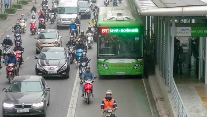 Ông Ngô Mạnh Tuấn, Phó Giám đốc Sở GTVT Hà Nội khẳng định, đến thời điểm này, làn đường BRT vẫn là làn đường riêng, không có tuyến buýt nào khác đi chung. 
