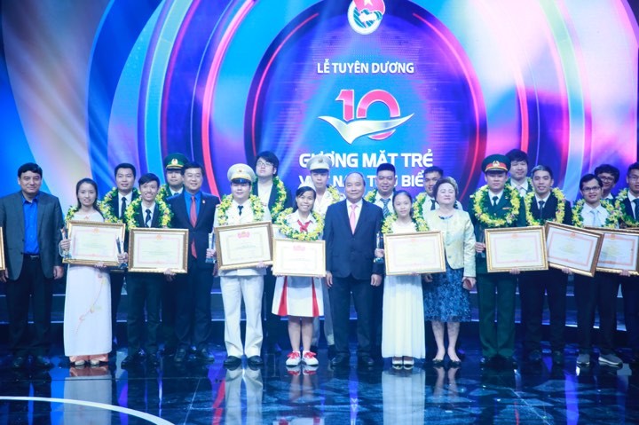 Thủ tướng Nguyễn Xuân Phúc trao giải thưởng cho các Gương mặt trẻ Việt Nam tiêu biểu 2017. Ảnh: Hồng Vĩnh
