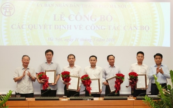 Chủ tịch UBND thành phố Hà Nội Nguyễn Đức Chung trao quyết định điều động và bổ nhiệm 5 Phó Giám đốc sở, ngành.
