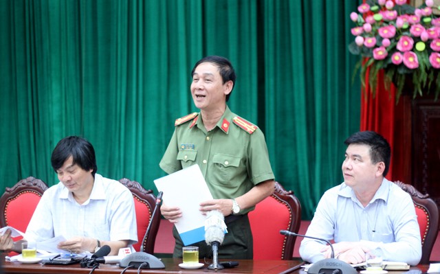 Thượng tá Phạm Tùng Vân trả lời câu hỏi của báo chí. Ảnh: Thành An