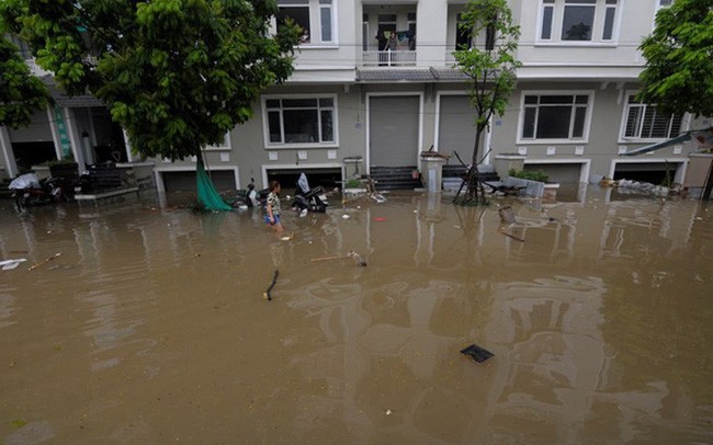 Nhiều khu vực ở Hà Nội ngập nặng sau cơn mưa lớn ngày 20 - 21/7