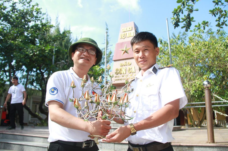 Ông Lê Duy Hưng Thịnh (trái) trong một đợt công tác ở Trường Sa. Ảnh: Trường Phong