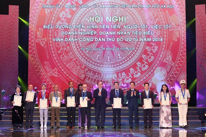 Trưởng ban Tuyên giáo T.Ư Võ Văn Thưởng và Bí thư Thành ủy Hà Nội Hoàng Trung Hải tặng danh hiệu cho 10 Công dân Thủ đô ưu tú 2018