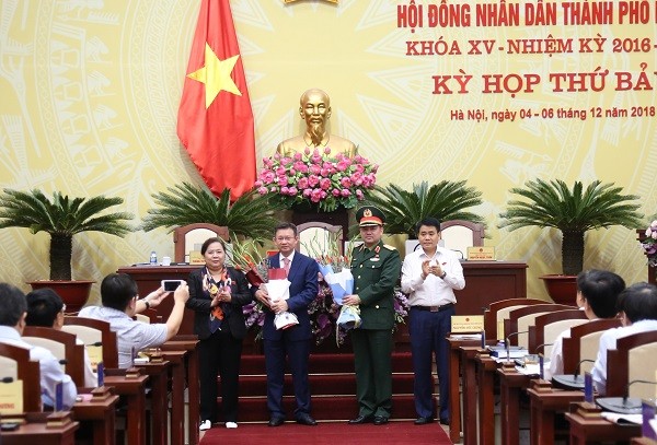 Lãnh đạo HĐND và UBND thành phố tặng hoa chúc mừng hai tân ủy viên UBND thành phố Hà Nội