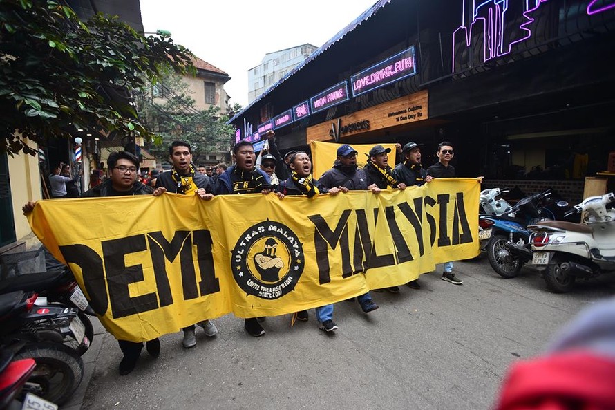 Cổ động viên Malaysia 'náo loạn' phố cổ Hà Nội trước chung kết