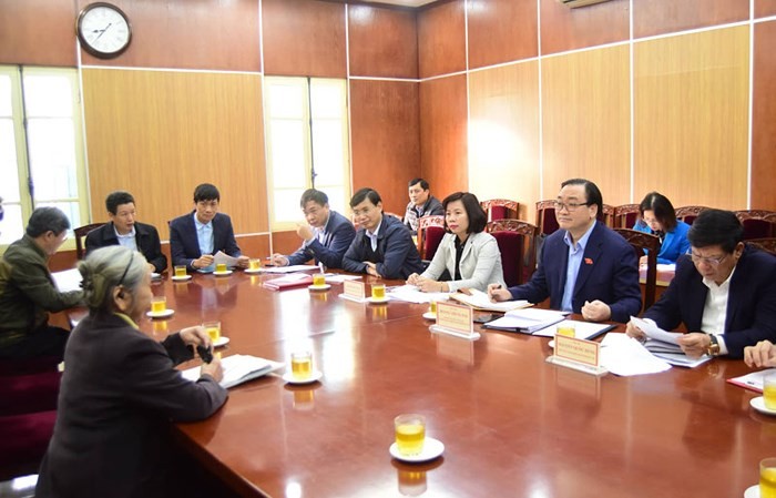 Bí thư thành ủy Hà Nội lắng nghe công dân trình bày tại buổi gặp