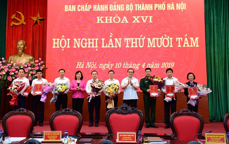 Lãnh đạo thành phố Hà Nội tặng hoa chúc mừng các đồng chí nhận nhiệm vụ mới