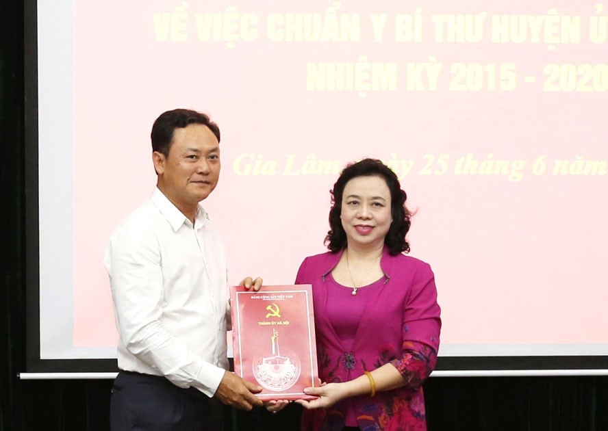 Phó Bí thư Thường trực Thành ủy Hà Nội Ngô Thị Thanh Hằng trao quyết định chuẩn y Bí thư Huyện ủy Gia Lâm nhiệm kỳ 2015-2020 cho ông Lê Anh Quân. 