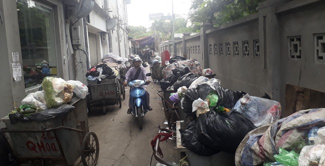 Rác thải ùn ứ ở nội đô Hà Nội khi người dân chặn xe chở rác vào khu xử lý rác thải Nam Sơn (Sóc Sơn, Hà Nội)