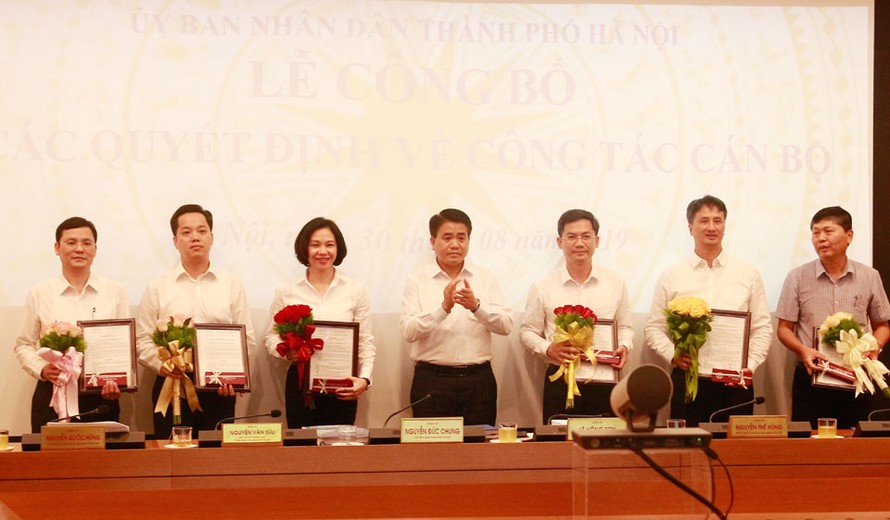 Chủ tịch UBND thành phố Hà Nội Nguyễn Đức Chung trao quyết định về công tác cán bộ