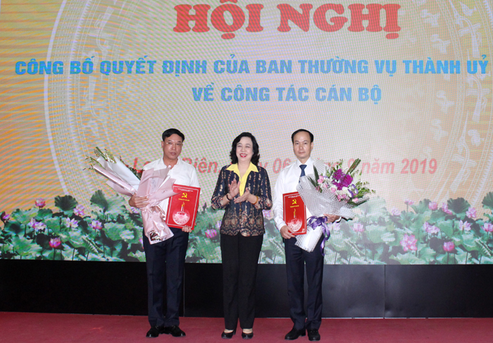 Phó Bí thư Thường trực Thành uỷ Hà Nội Ngô Thị Thanh Hằng trao quyết định nhân sự quận Long Biên