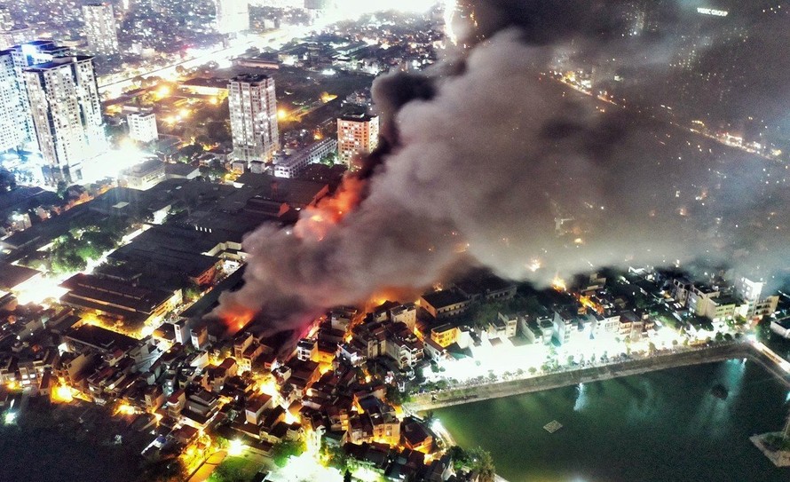 Vụ cháy nhà xưởng Cty Rạng Đông tiếp tục gây băn khoăn vì mỗi cơ quan nói một kiểu về chất lượng môi trường quanh khu vực.
