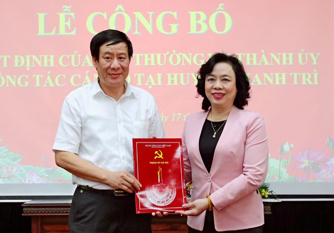 Phó Bí thư Thường trực Thành ủy Ngô Thị Thanh Hằng trao quyết định cho ông Lê Tiến Nhật