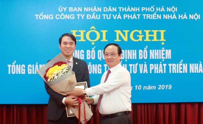 Phó Chủ tịch UBND thành phố Nguyễn Thế Hùng trao quyết định cho ông Phạm Tiến Đức.