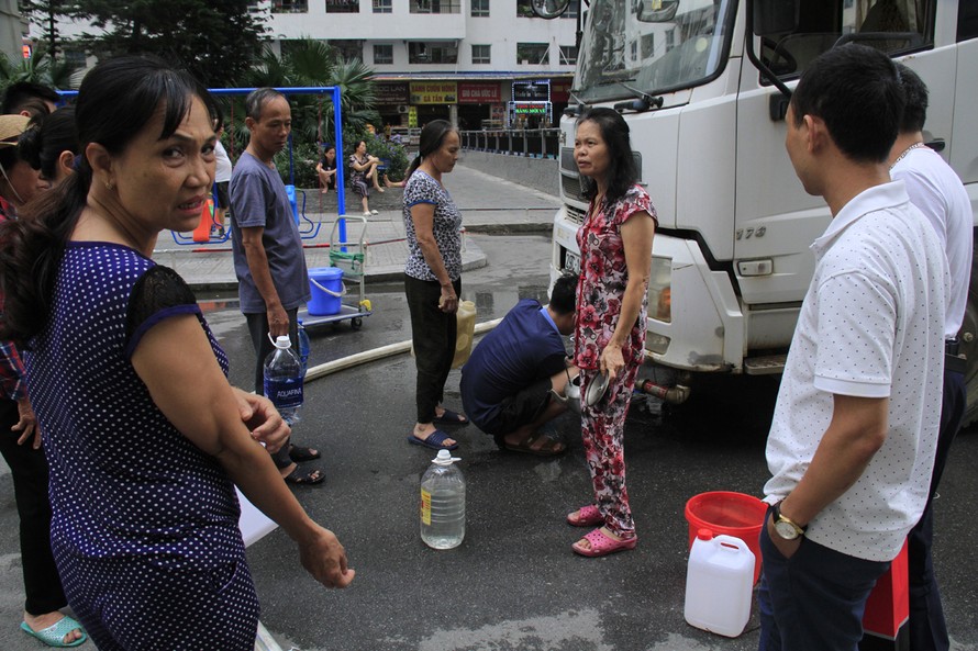 Hà Nội gặp khủng hoảng nước sạch với sự cố ô nhiễm nguồn nước sông Đà. Ảnh: Trường Phong