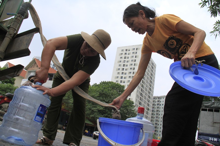 Hà Nội khuyến cáo người dân không dùng nước sạch sông Đà để ăn uống. Ảnh: Trường Phong