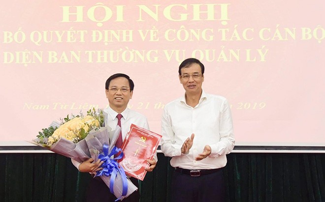 Phó Bí thư Thành ủy Hà Nội Đào Đức Toàn trao quyết định nhận nhiệm vụ mới cho ông Nguyễn Thanh Minh