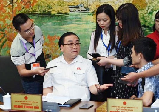 Bí thư Thành ủy Hà Nội Hoàng Trung Hải trao đổi với phóng viên báo chí. Ảnh: Như Ý