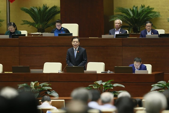Bộ trưởng Nguyễn Xuân Cường trả lời chất vấn. Ảnh: Như Ý