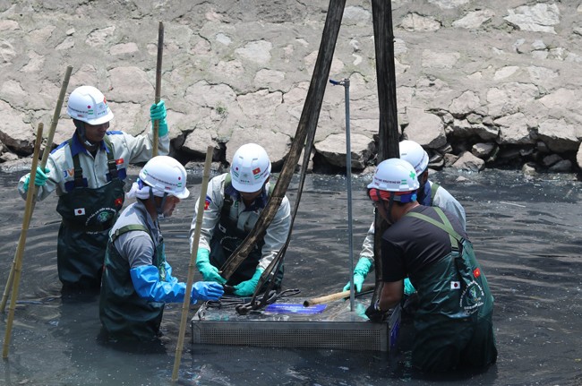 Việc thí điểm làm sạch sông Tô Lịch vướng nhiều lùm xùm thời gian qua.