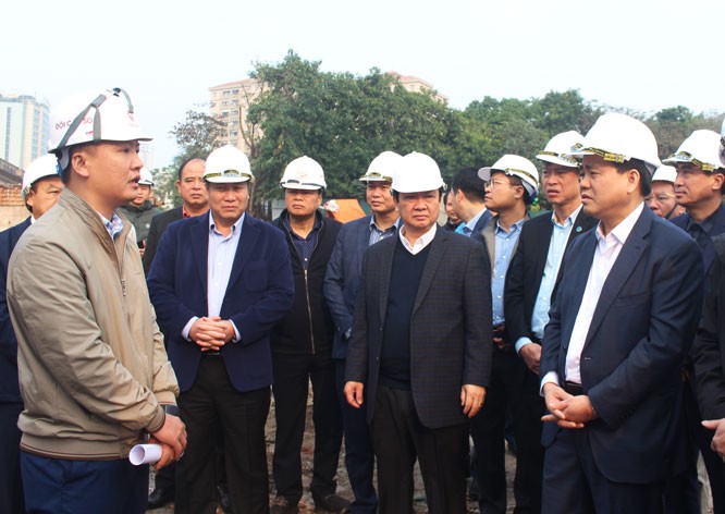Chủ tịch UBND thành phố Hà Nội kiểm tra tiến độ dự án. Ảnh: HNM
