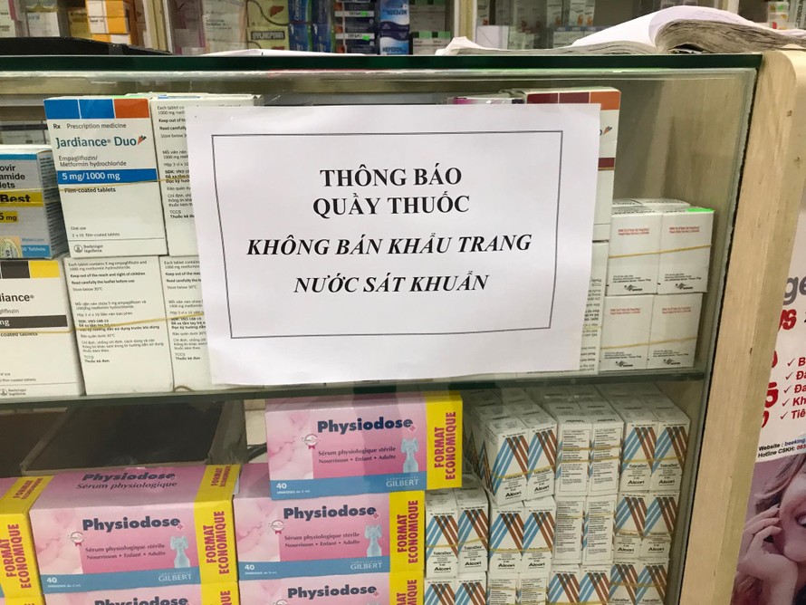 Một cửa hàng thuốc thông báo không bán khẩu trang ở tòa nhà Hapulico ngày 3/2. Ảnh: Trường Phong