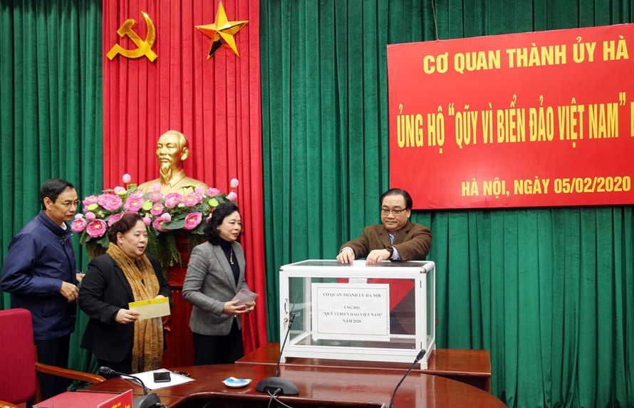 Bí thư Thành ủy Hà Nội Hoàng Trung Hải và lãnh đạo thành phố quyên góp ủng hộ Quỹ vì biển đảo Việt Nam. Ảnh: HNM