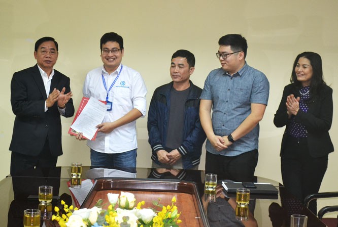 Giám đốc Sở Y tế Hà Nội trao quyết định cử cán bộ y tế lên Vĩnh Phúc hỗ trợ chống dịch Covid-19