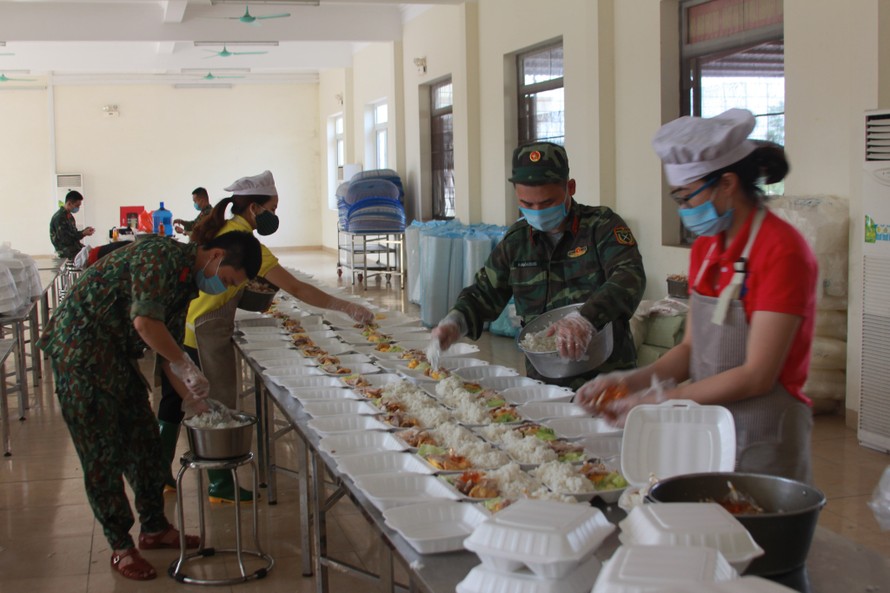 Cán bộ, chiến sĩ trường Quân sự, Bộ Tư lệnh Thủ đô chuẩn bị suất ăn cho người cách ly về từ Hàn Quốc