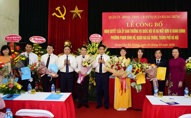 Chủ tịch UBND thành phố Hà Nội Nguyễn Đức Chung tặng hoa, chúc mừng lãnh đạo phường Phạm Đình Hổ. Ảnh: HNM